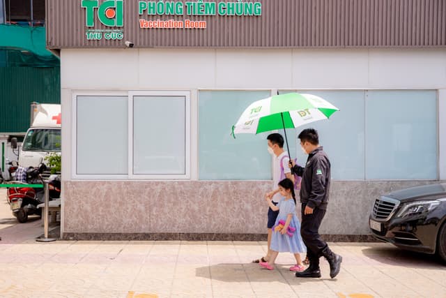 Ảnh tiêm chủng bé Diệu Anh