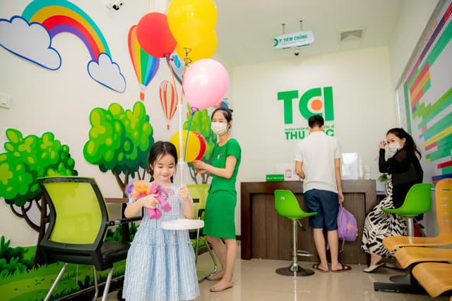 Ảnh tiêm chủng bé Diệu Anh