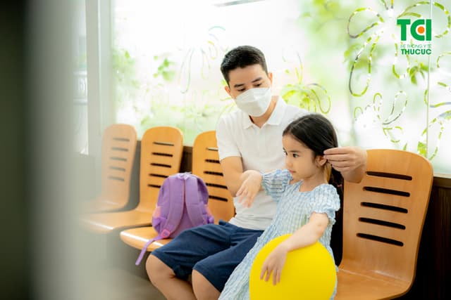 Ảnh tiêm chủng bé Diệu Anh