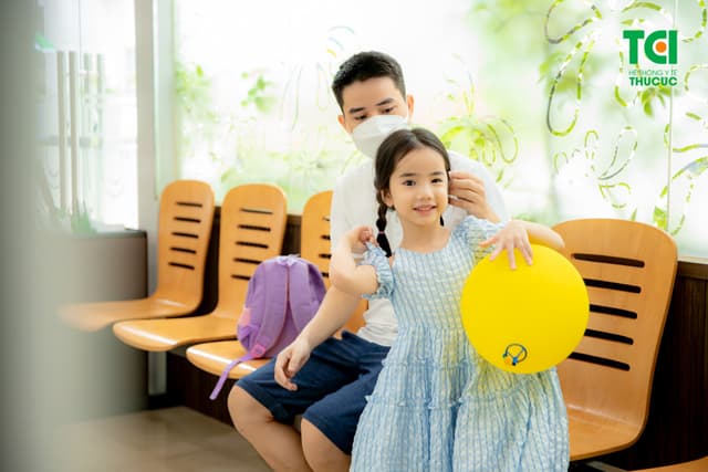 Ảnh tiêm chủng bé Diệu Anh