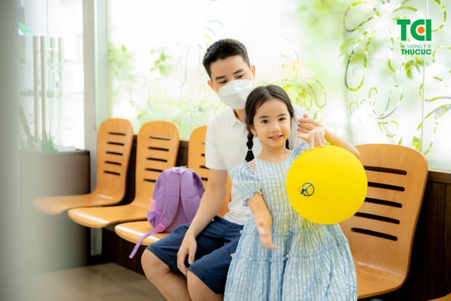 Ảnh tiêm chủng bé Diệu Anh