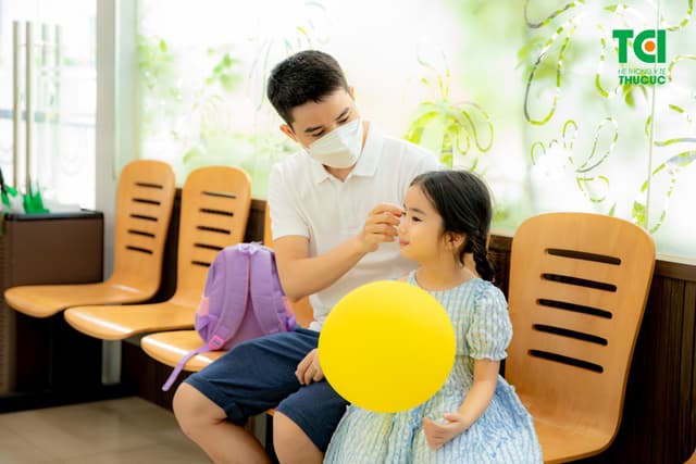 Ảnh tiêm chủng bé Diệu Anh