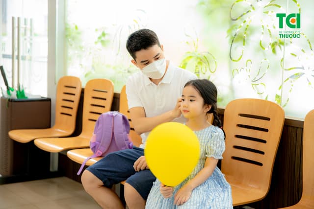 Ảnh tiêm chủng bé Diệu Anh