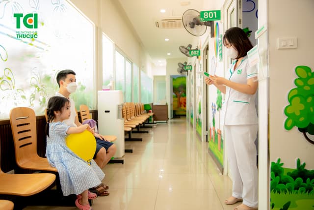 Ảnh tiêm chủng bé Diệu Anh