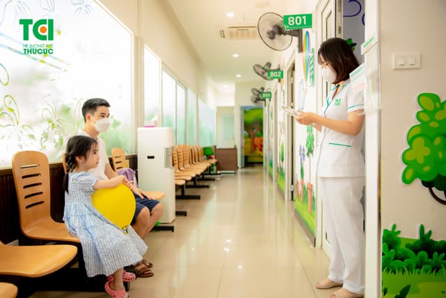 Ảnh tiêm chủng bé Diệu Anh