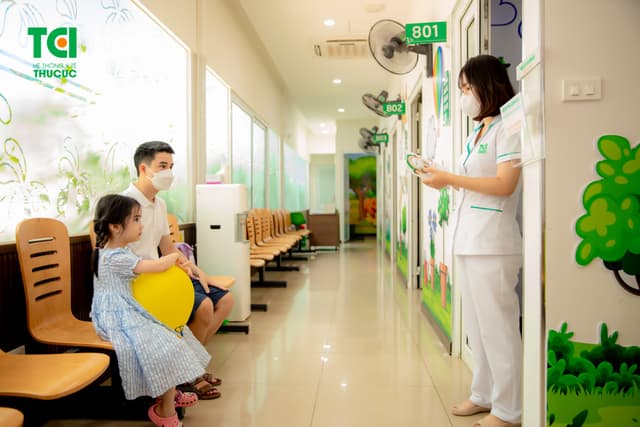 Ảnh tiêm chủng bé Diệu Anh