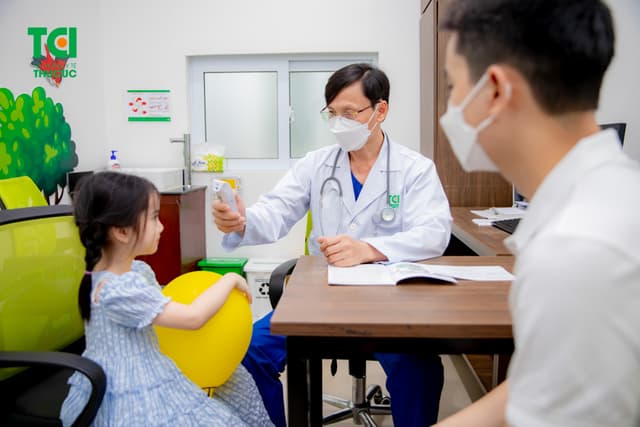 Ảnh tiêm chủng bé Diệu Anh