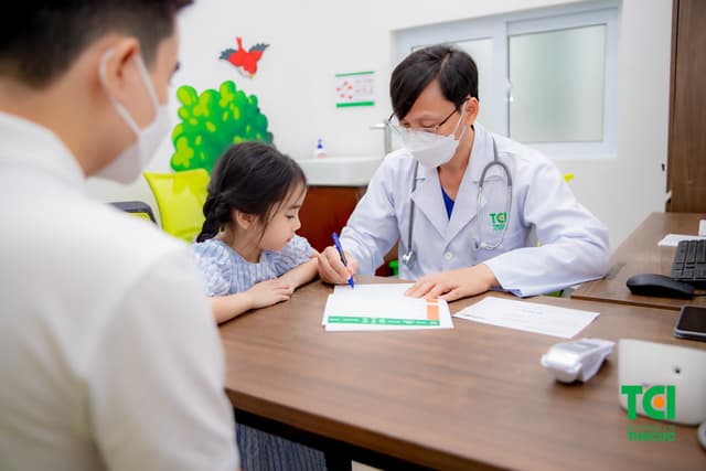 Ảnh tiêm chủng bé Diệu Anh