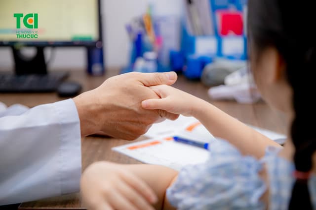 Ảnh tiêm chủng bé Diệu Anh