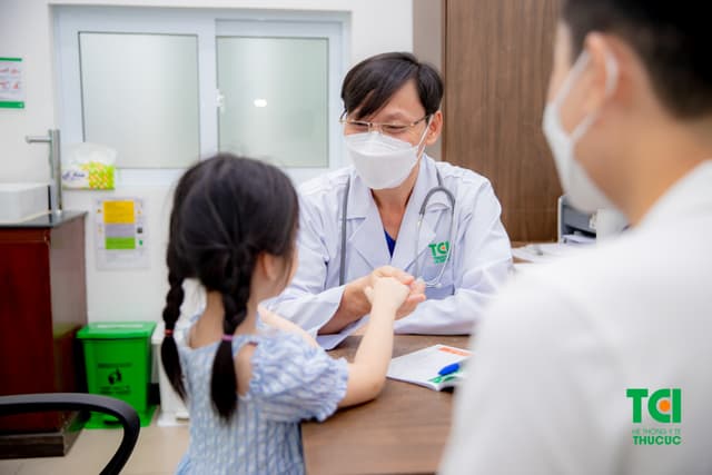 Ảnh tiêm chủng bé Diệu Anh