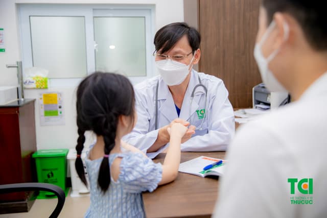 Ảnh tiêm chủng bé Diệu Anh