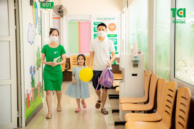 Ảnh tiêm chủng bé Diệu Anh