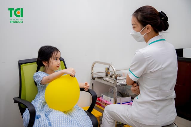 Ảnh tiêm chủng bé Diệu Anh