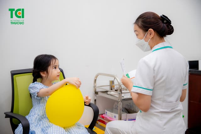 Ảnh tiêm chủng bé Diệu Anh