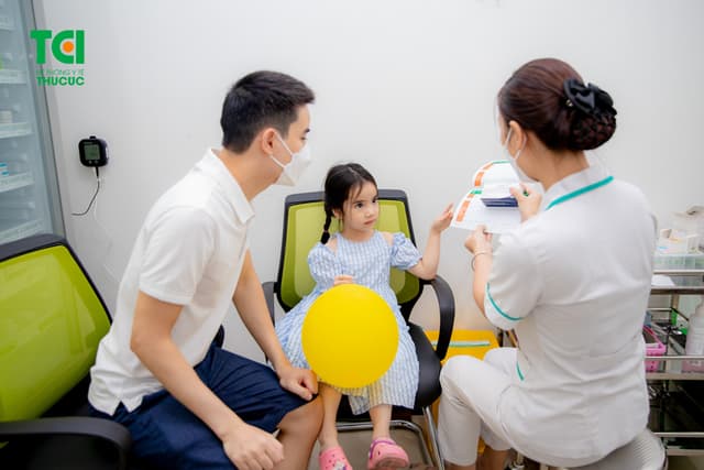 Ảnh tiêm chủng bé Diệu Anh