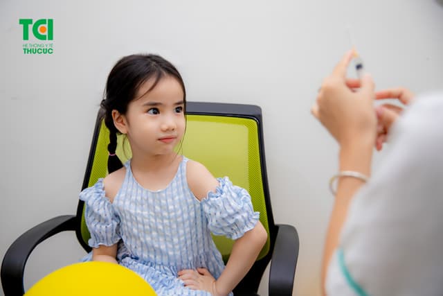 Ảnh tiêm chủng bé Diệu Anh