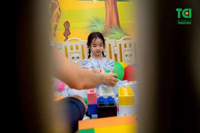 Ảnh tiêm chủng bé Diệu Anh