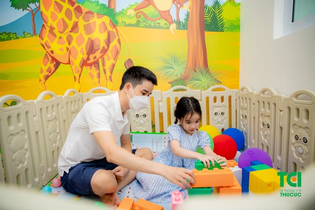 Ảnh tiêm chủng bé Diệu Anh