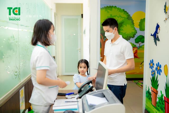 Ảnh tiêm chủng bé Diệu Anh