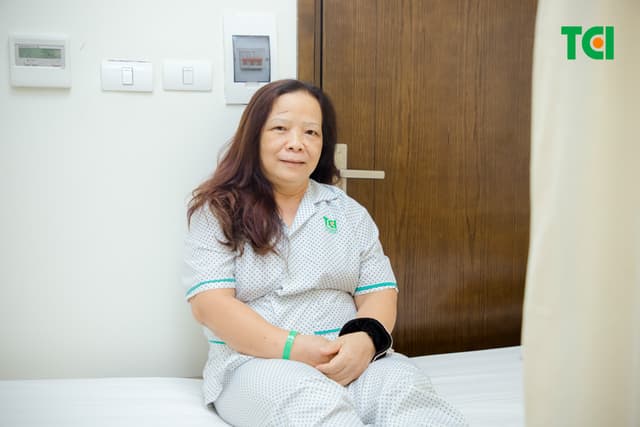 Ảnh mổ Phaco lấy lại thị lực cho bác Trần Thị Kim Cúc tại Thu Cúc TCI