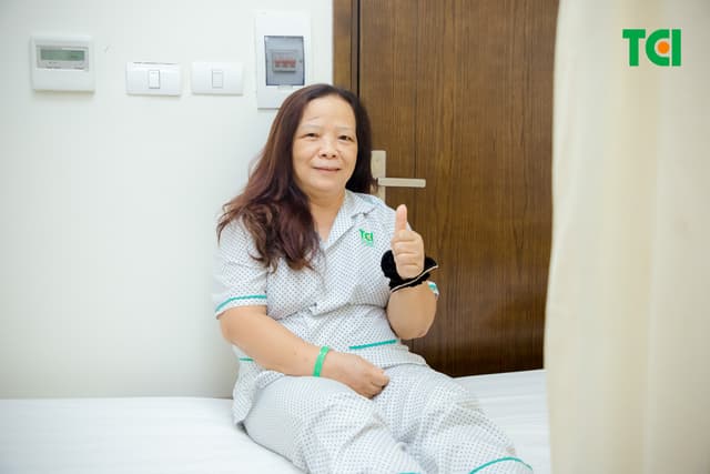 Ảnh mổ Phaco lấy lại thị lực cho bác Trần Thị Kim Cúc tại Thu Cúc TCI