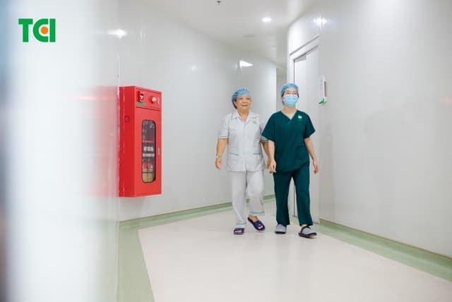 Ảnh mổ Phaco lấy lại thị lực cho bác Trần Thị Kim Cúc tại Thu Cúc TCI