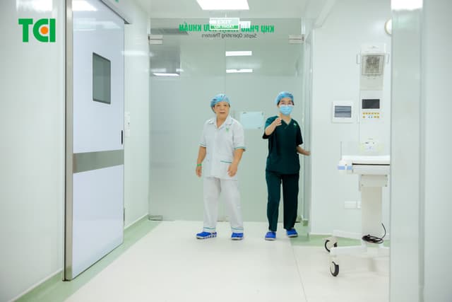 Ảnh mổ Phaco lấy lại thị lực cho bác Trần Thị Kim Cúc tại Thu Cúc TCI