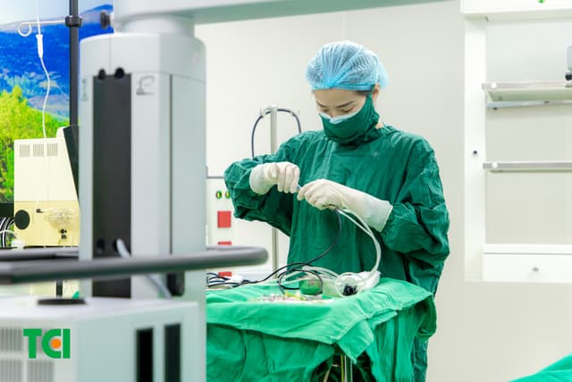 Ảnh mổ Phaco lấy lại thị lực cho bác Trần Thị Kim Cúc tại Thu Cúc TCI