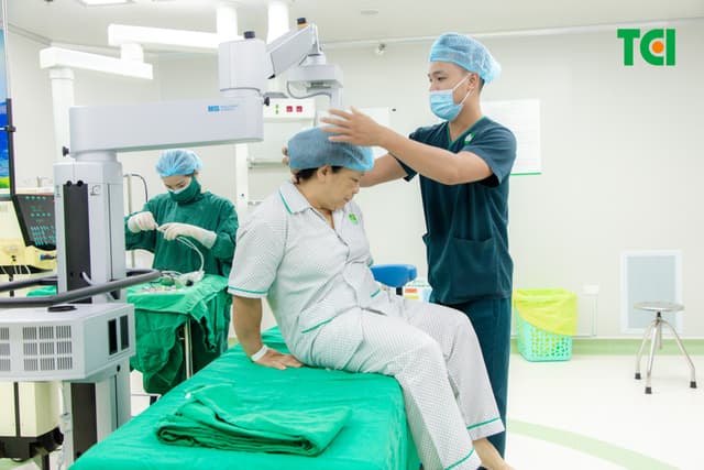 Ảnh mổ Phaco lấy lại thị lực cho bác Trần Thị Kim Cúc tại Thu Cúc TCI