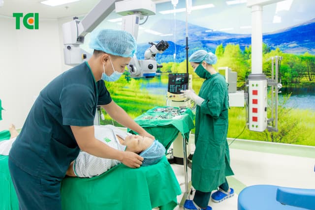 Ảnh mổ Phaco lấy lại thị lực cho bác Trần Thị Kim Cúc tại Thu Cúc TCI