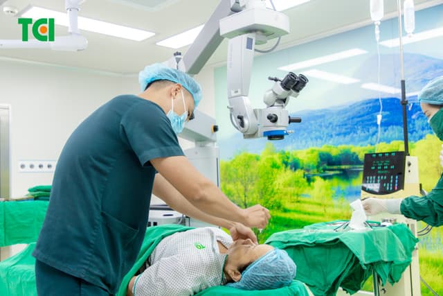Ảnh mổ Phaco lấy lại thị lực cho bác Trần Thị Kim Cúc tại Thu Cúc TCI