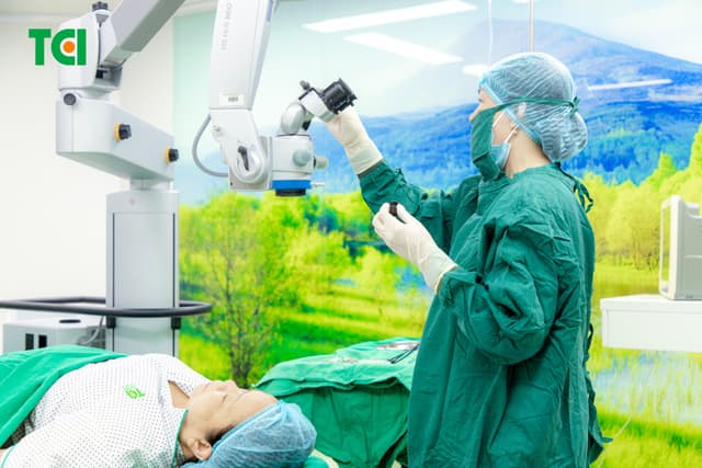 Ảnh mổ Phaco lấy lại thị lực cho bác Trần Thị Kim Cúc tại Thu Cúc TCI