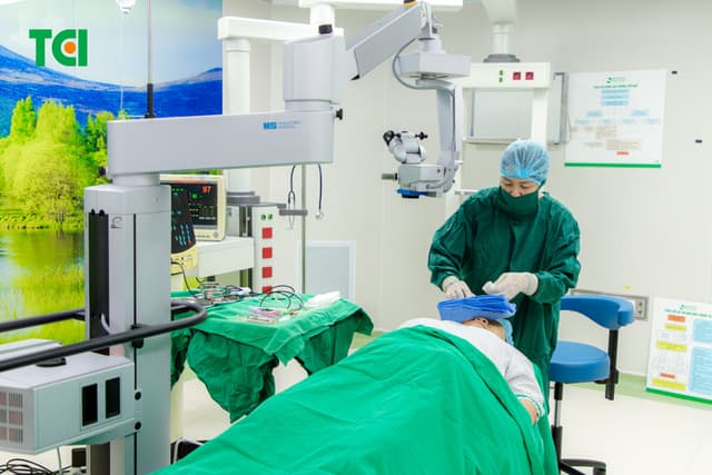 Ảnh mổ Phaco lấy lại thị lực cho bác Trần Thị Kim Cúc tại Thu Cúc TCI