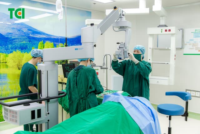 Ảnh mổ Phaco lấy lại thị lực cho bác Trần Thị Kim Cúc tại Thu Cúc TCI
