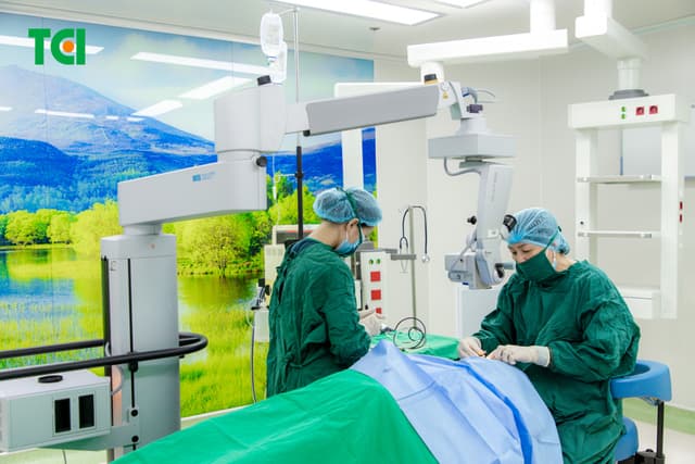 Ảnh mổ Phaco lấy lại thị lực cho bác Trần Thị Kim Cúc tại Thu Cúc TCI