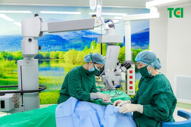 Ảnh mổ Phaco lấy lại thị lực cho bác Trần Thị Kim Cúc tại Thu Cúc TCI