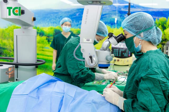 Ảnh mổ Phaco lấy lại thị lực cho bác Trần Thị Kim Cúc tại Thu Cúc TCI