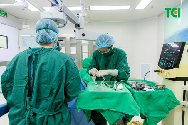 Ảnh mổ Phaco lấy lại thị lực cho bác Trần Thị Kim Cúc tại Thu Cúc TCI