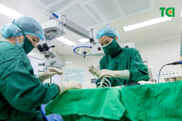 Ảnh mổ Phaco lấy lại thị lực cho bác Trần Thị Kim Cúc tại Thu Cúc TCI