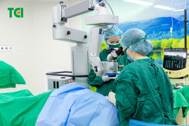Ảnh mổ Phaco lấy lại thị lực cho bác Trần Thị Kim Cúc tại Thu Cúc TCI