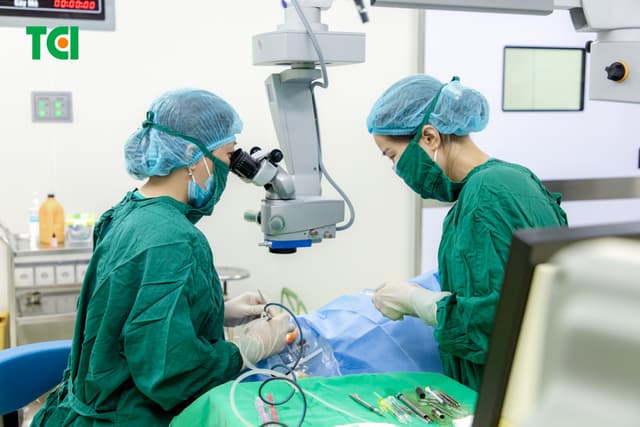 Ảnh mổ Phaco lấy lại thị lực cho bác Trần Thị Kim Cúc tại Thu Cúc TCI