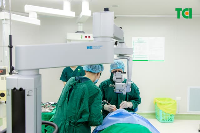Ảnh mổ Phaco lấy lại thị lực cho bác Trần Thị Kim Cúc tại Thu Cúc TCI