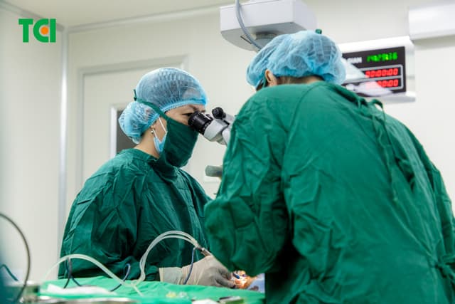 Ảnh mổ Phaco lấy lại thị lực cho bác Trần Thị Kim Cúc tại Thu Cúc TCI