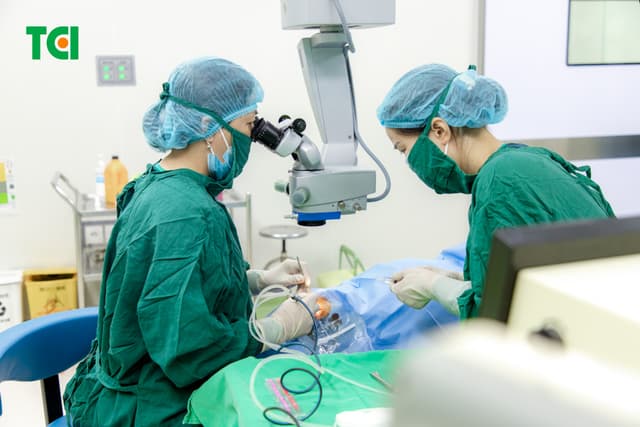 Ảnh mổ Phaco lấy lại thị lực cho bác Trần Thị Kim Cúc tại Thu Cúc TCI