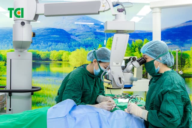 Ảnh mổ Phaco lấy lại thị lực cho bác Trần Thị Kim Cúc tại Thu Cúc TCI