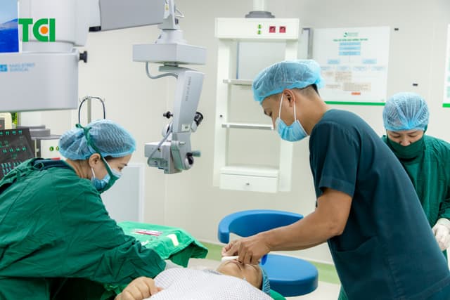 Ảnh mổ Phaco lấy lại thị lực cho bác Trần Thị Kim Cúc tại Thu Cúc TCI