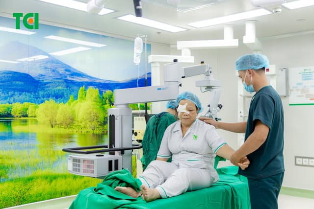 Ảnh mổ Phaco lấy lại thị lực cho bác Trần Thị Kim Cúc tại Thu Cúc TCI