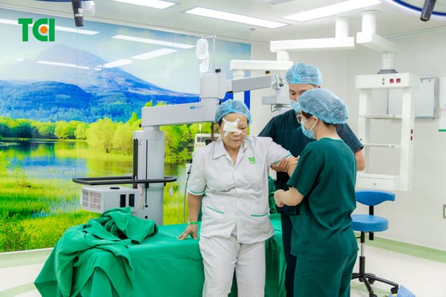 Ảnh mổ Phaco lấy lại thị lực cho bác Trần Thị Kim Cúc tại Thu Cúc TCI