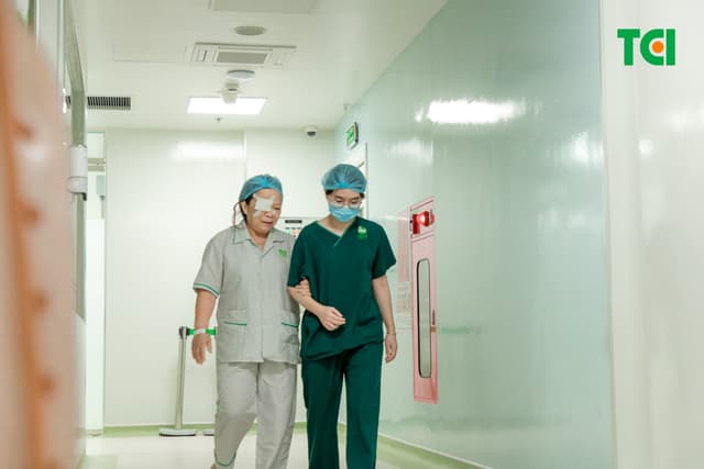 Ảnh mổ Phaco lấy lại thị lực cho bác Trần Thị Kim Cúc tại Thu Cúc TCI