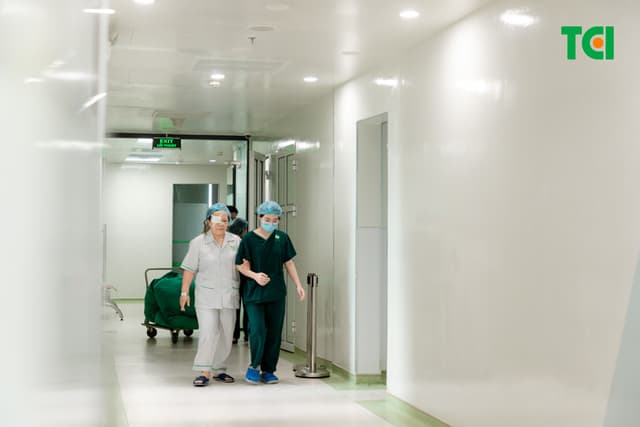 Ảnh mổ Phaco lấy lại thị lực cho bác Trần Thị Kim Cúc tại Thu Cúc TCI